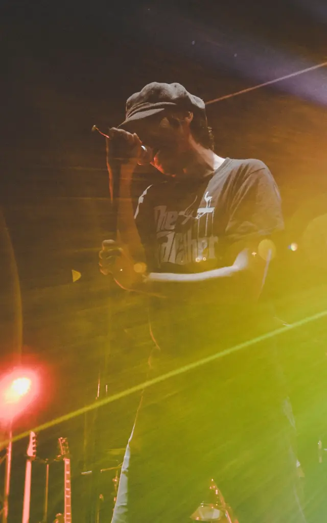 Deux musiciens sur scène avec des projecteurs colorés