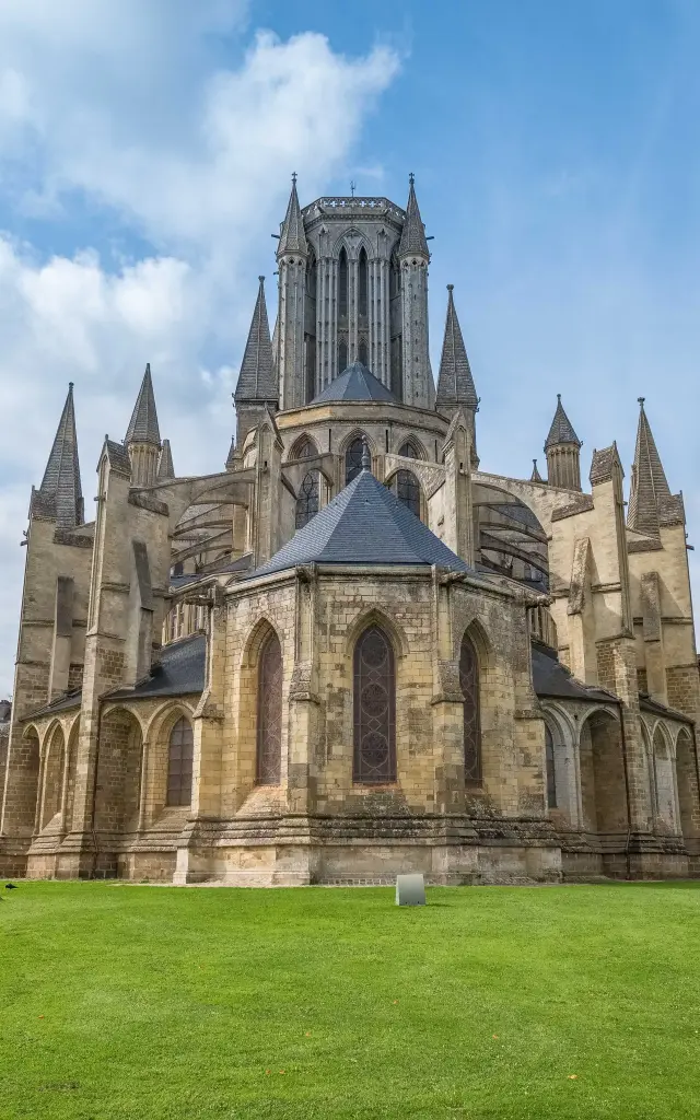 Cathédrale de Coutances avec des flèches pointues et des vitraux
