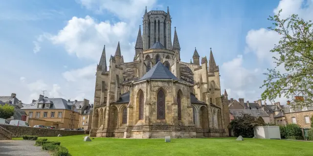 Cathédrale de Coutances avec des flèches pointues et des vitraux