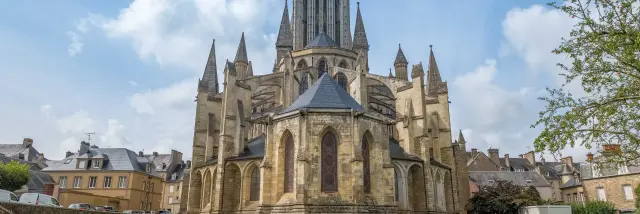 Cathédrale de Coutances avec des flèches pointues et des vitraux