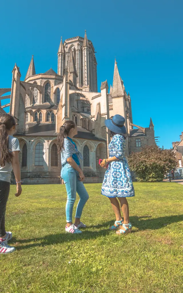 Trois personnes devant la cathédrale de Coutances