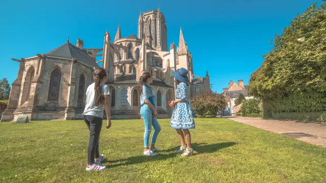 Trois personnes devant la cathédrale de Coutances