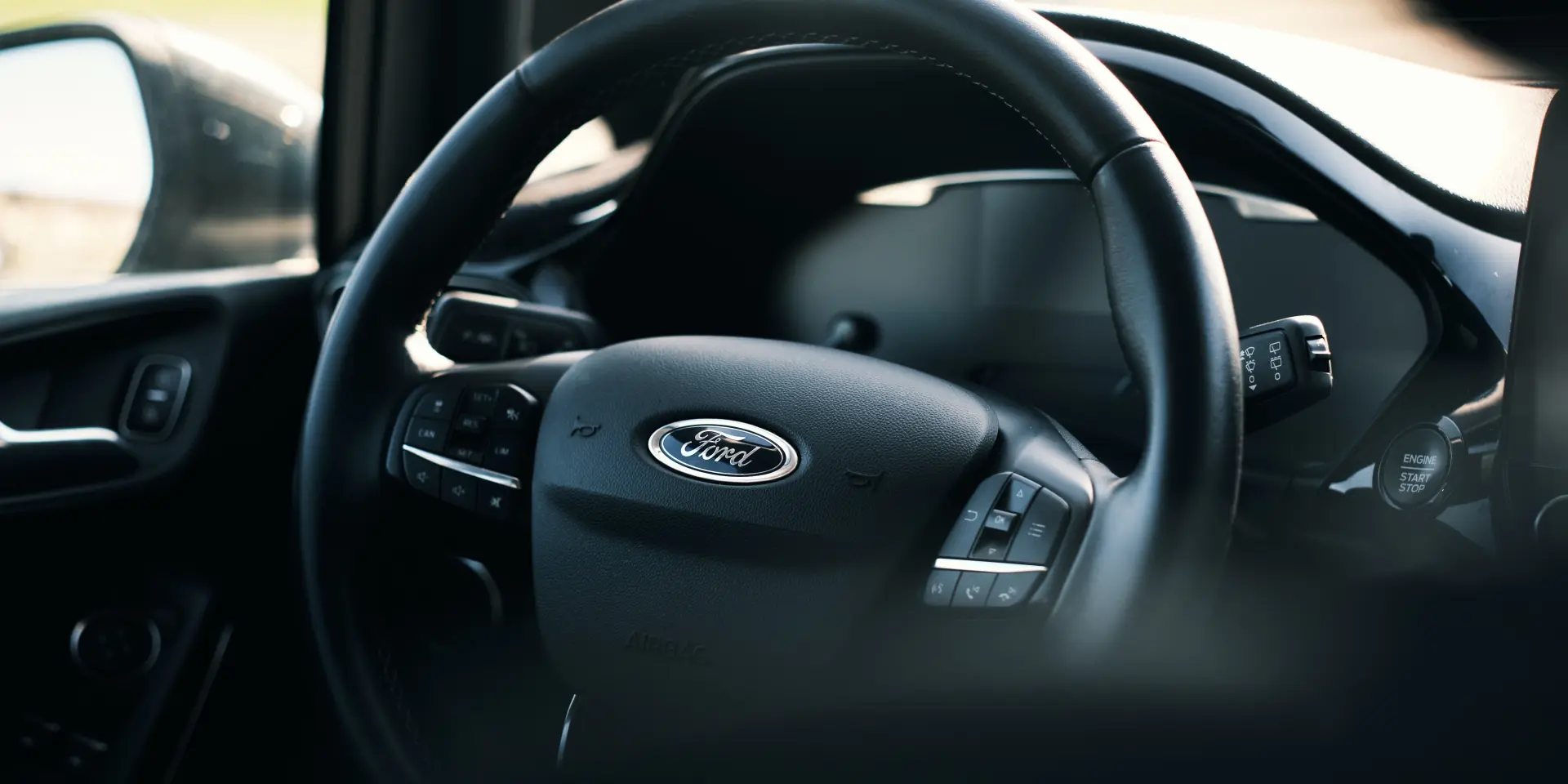 Volant de voiture Ford avec boutons de contrôle