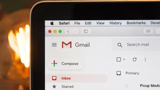 Écran d'ordinateur affichant l'interface Gmail sur le navigateur Safari