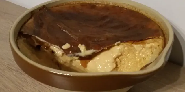 Crème Brûlée in einer Keramikschüssel