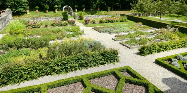 Jardin médiéval du musée Tancrède avec des plantes et des herbes aromatiques