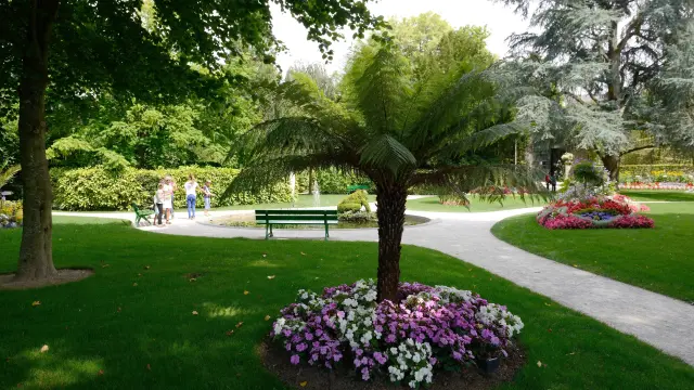 Jardin des plantes de Coutances avec des fleurs, des arbres et des chemins de promenade