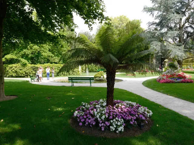 Jardin des plantes de Coutances avec des fleurs, des arbres et des chemins de promenade