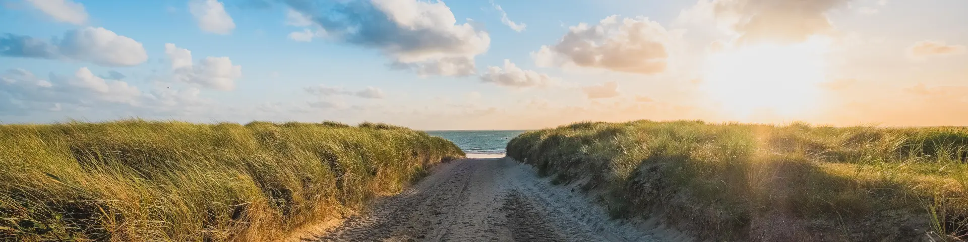Chemin de sable menant à la mer sur la plage de la pointe d'Agon