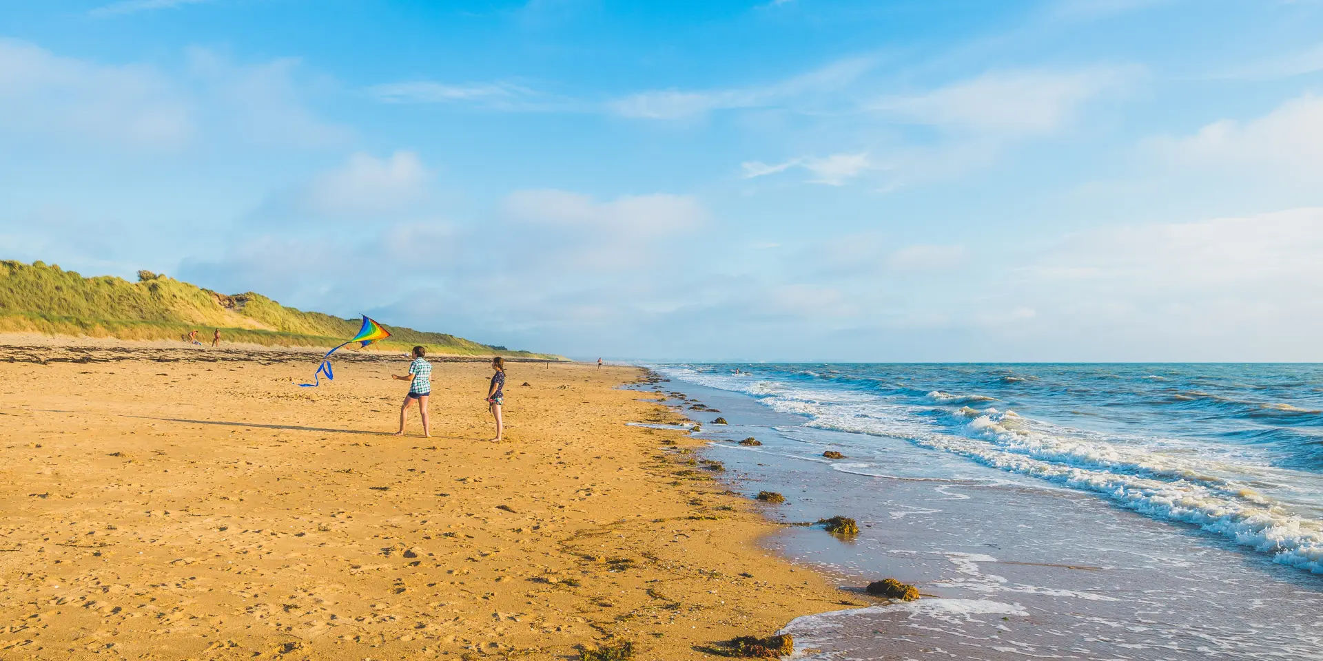 Plage de Annoville, enfants jouant au cerf-volant