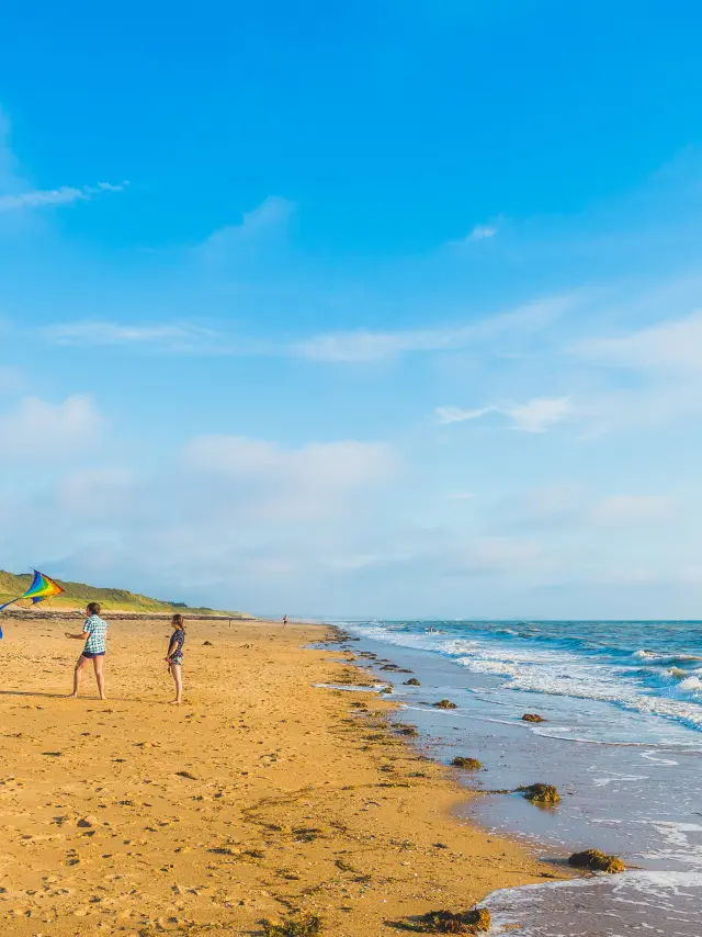 Plage de Annoville, enfants jouant au cerf-volant
