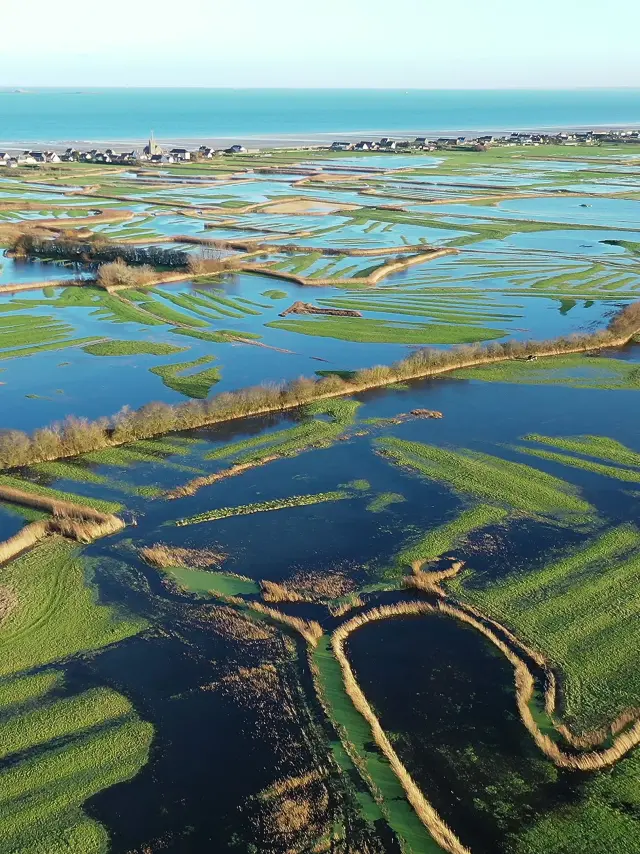 Vue du ciel sur les marais inondés dans le Cotentin