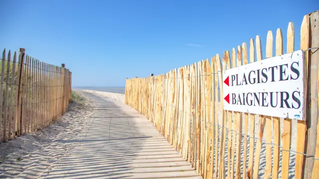 Chemin aménagé sur la plage de Hauteville sur Mer