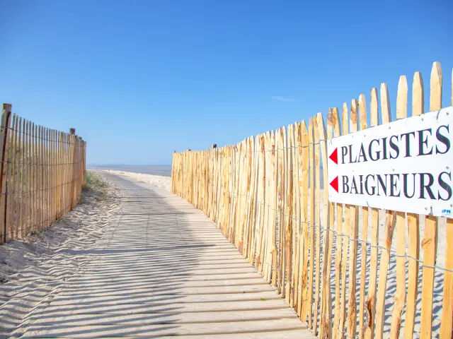 Chemin aménagé sur la plage de Hauteville sur Mer