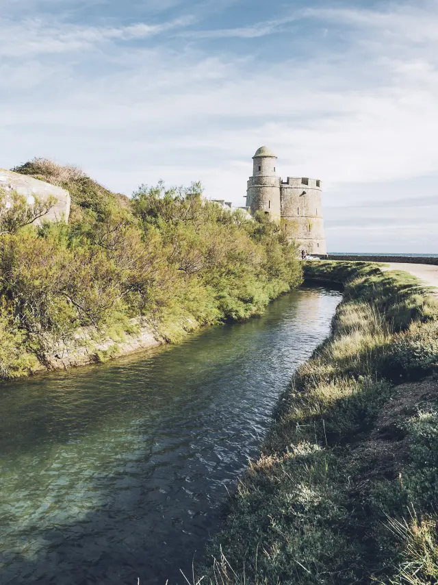Personne marchant sur l'île de Tatihou