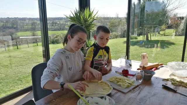 Deux enfants cuisinent ensemble dans une cuisine lumineuse
