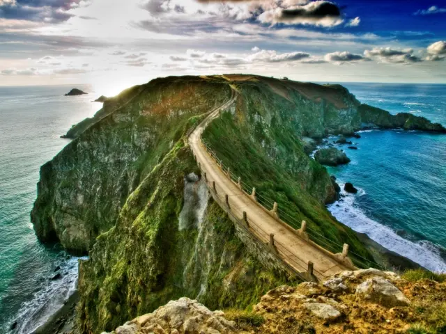 Kurvenreiche Straße auf einer Küstenklippe