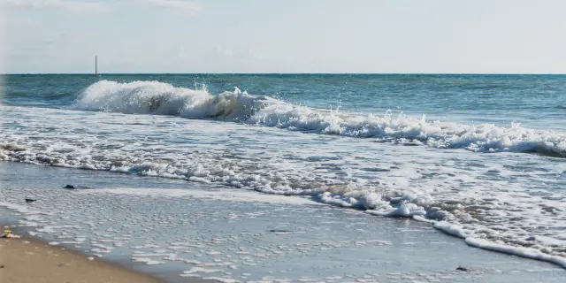 Vagues déferlant sur une plage de sable - plage de la Poulette de Agon Coutainville