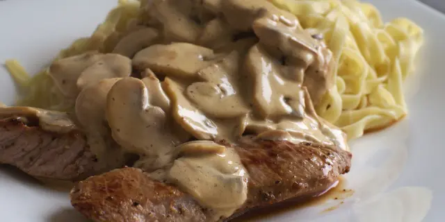 Teller mit Pasta, Pilzen und Steak
