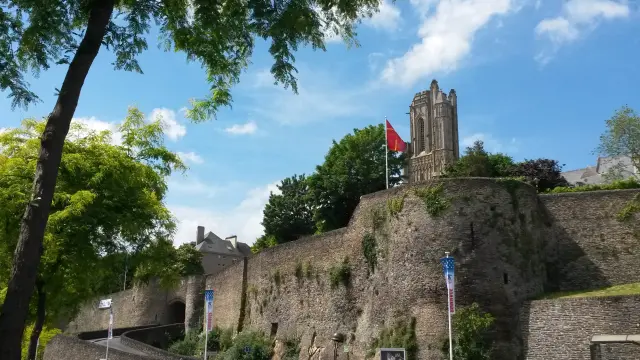 Mittelalterliche Festung mit einer roten und weißen Flagge, die auf einem Turm weht