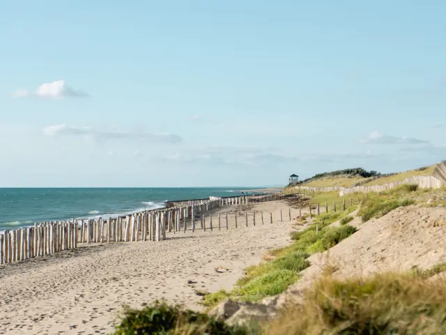 Feiner Sandstrand mit blauem Meer und klarem Himmel