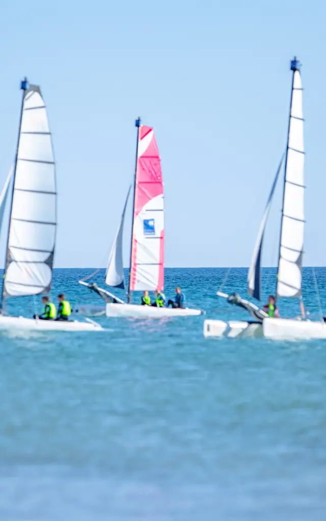 Trois voiliers sur l'eau à Agon Coutainville
