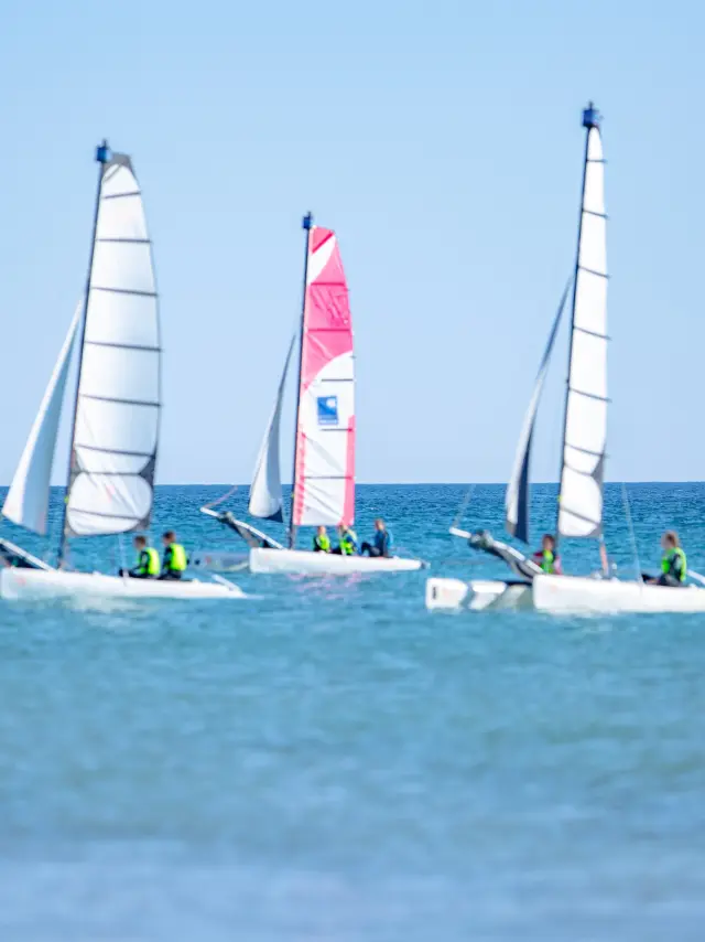 Drei Segelboote im Wettbewerb auf blauem Wasser