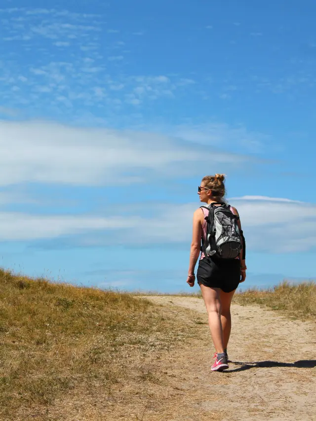 Une personne marche sur un sentier avec un sac à dos dans le havre de la Vanlée