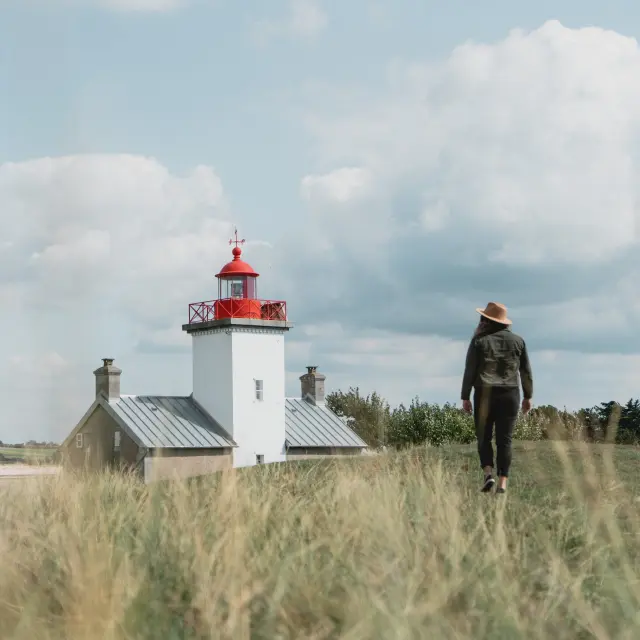 Personne marchant vers le phare de la pointe d'Agon
