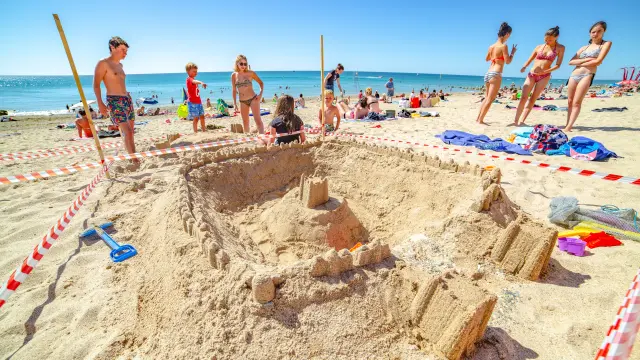 Un grand château de sable sur la plage d'Agon Coutainville
