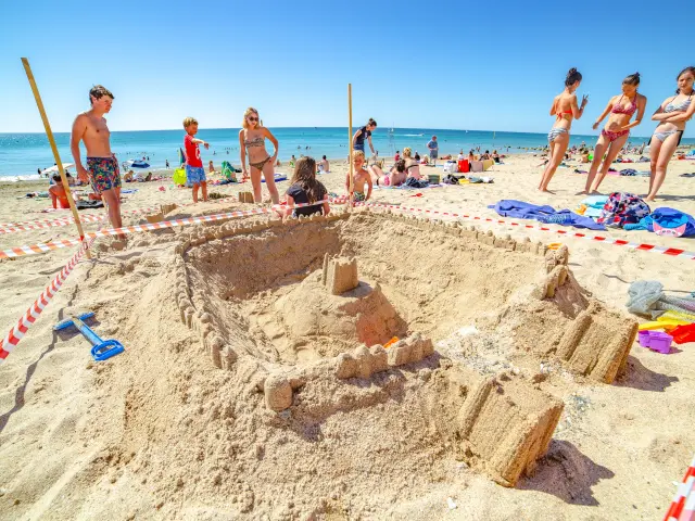 Un grand château de sable sur la plage d'Agon Coutainville