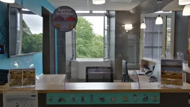 Cuisine professionnelle équipée de plaques de cuisson, four, évier et ustensiles