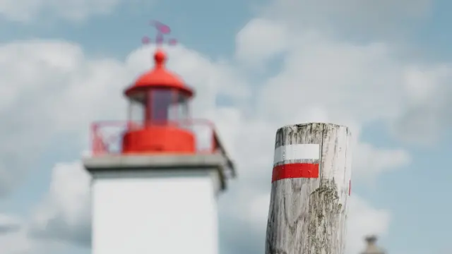 Balisage de randonnée devant le phare de la pointe d'AGon