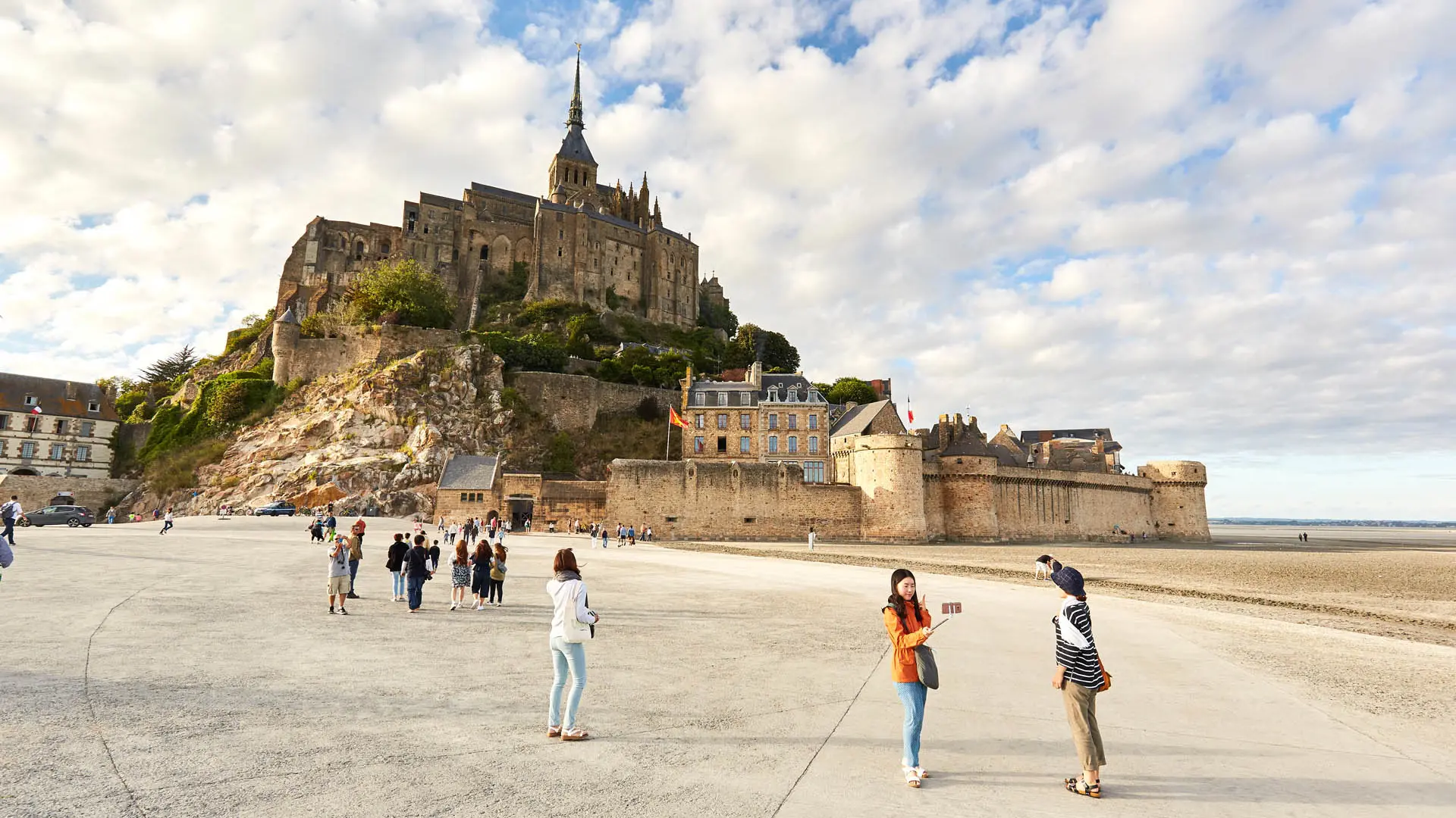 Mont Saint-Michel avec des visiteurs sur la plage