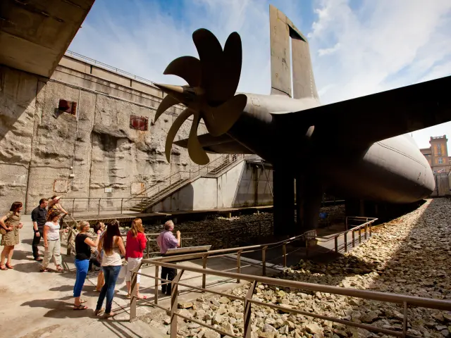 Vue du sous marin le redoutable avec un groupe de visiteurs