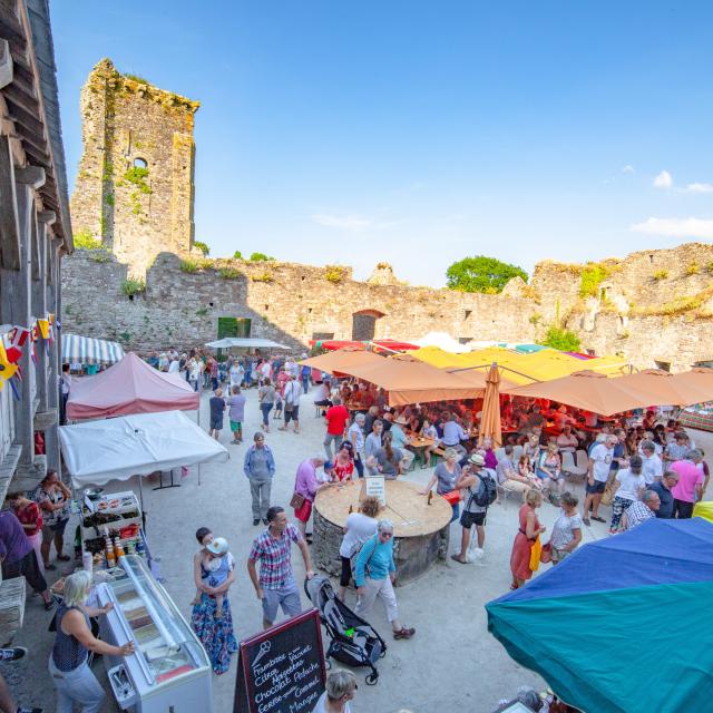 Marché Dans La Cour Du Chateau De Regneville