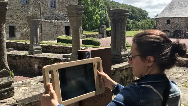 Abbaye de Hambye et tablettes réalité augmentée