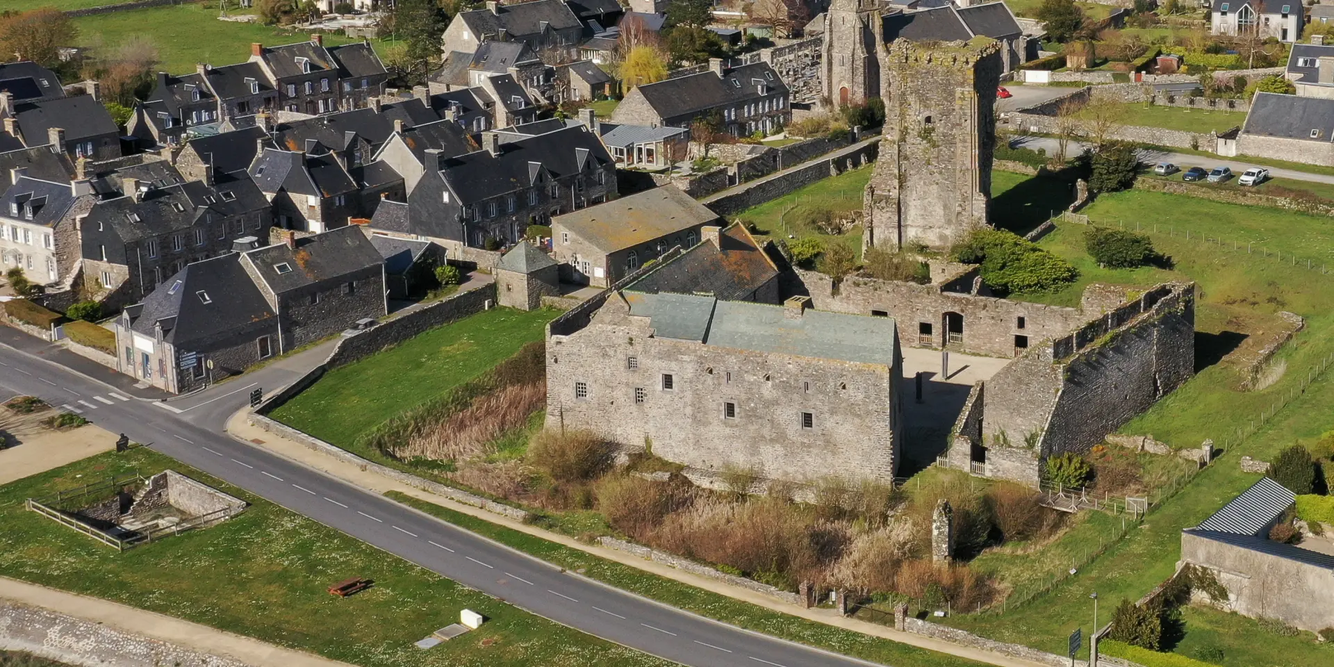 Vue aérienne du château de Regneville et donjon