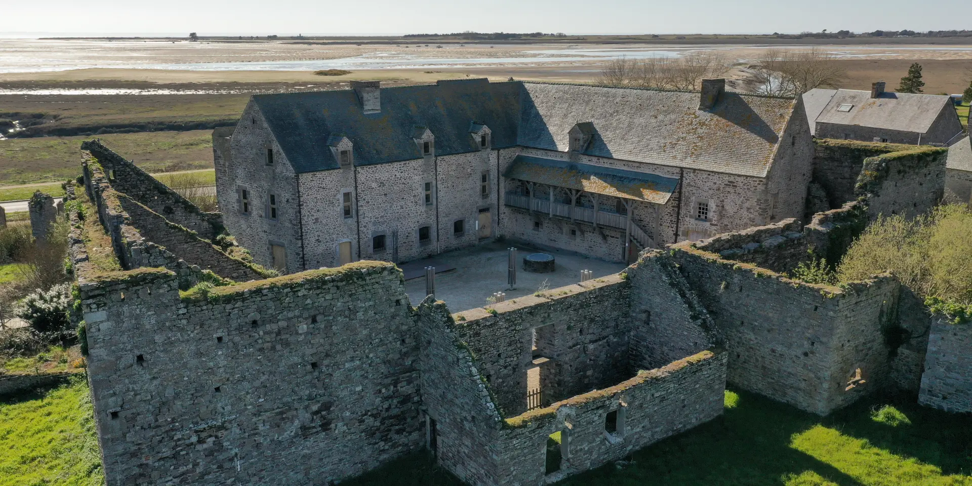Vue aérienne des ruines du chateau de Regneville