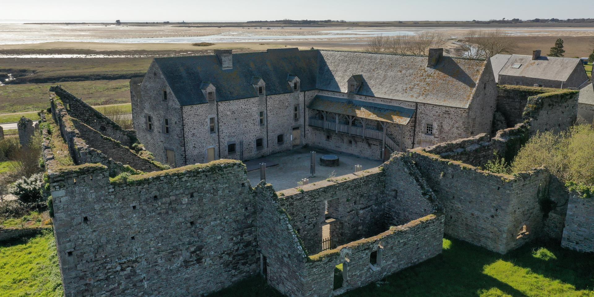 Site du château de Regnéville sur Mer