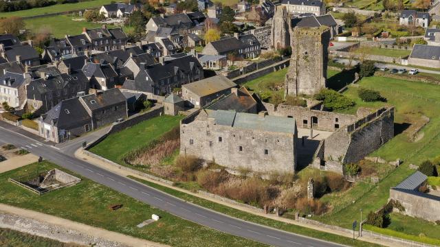 La basse cour du château de Regnéville sur Mer