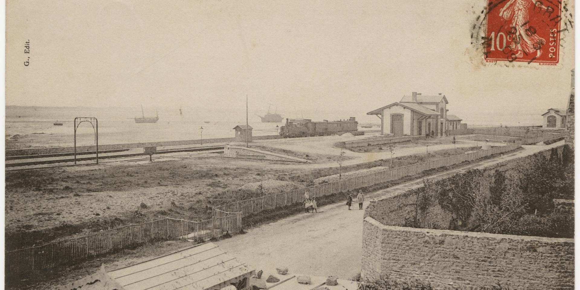 La Gare De Regnéville Et Son Terre Plein Construit Sur La Mer