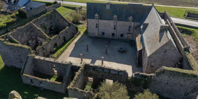 Le château de Regnéville-sur-Mer vu du donjon