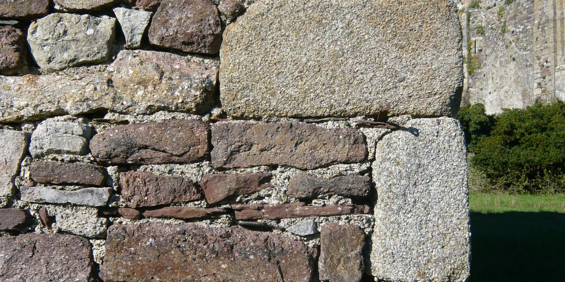 La bâti en pierre du château de Regneville-sur-Mer