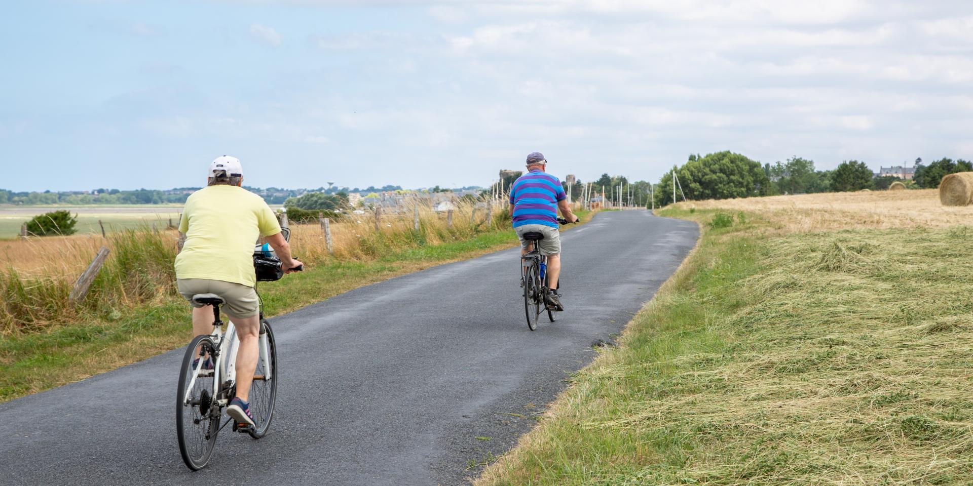 Deux personnes faisant du vélo sur une route de campagne