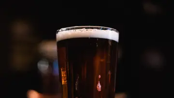 Un verre de bière artisanale à la pression avec une mousse crémeuse