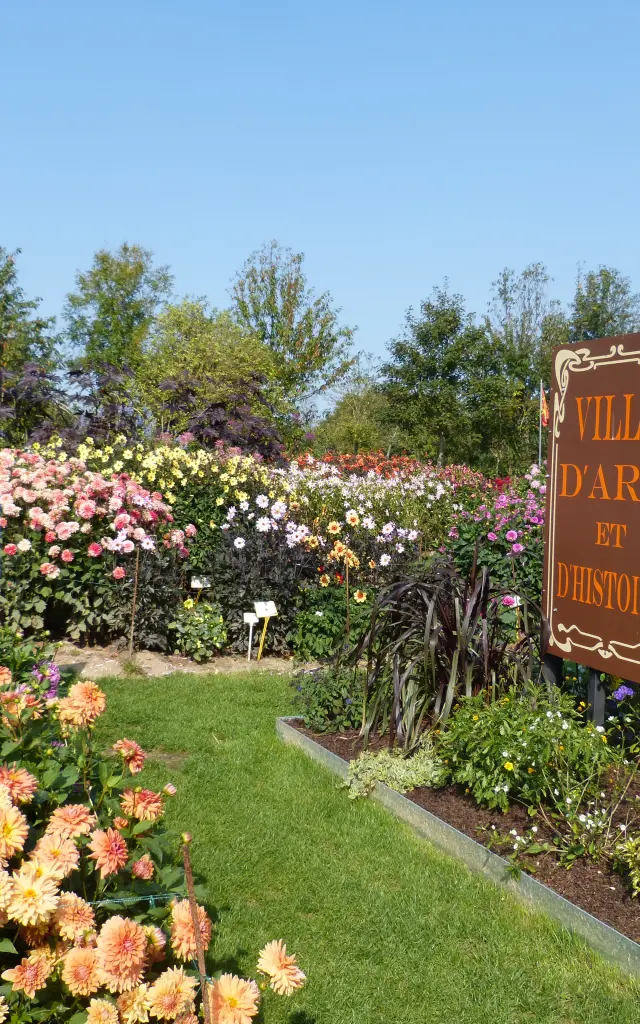 Blumengarten mit einem Schild Kunst- und Geschichtstadt