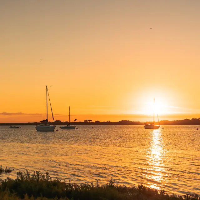 Boote auf dem Wasser beim Sonnenuntergang