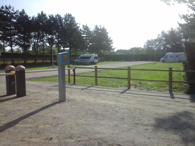 Aire de camping-car au camping du sud de Hauteville sur Mer