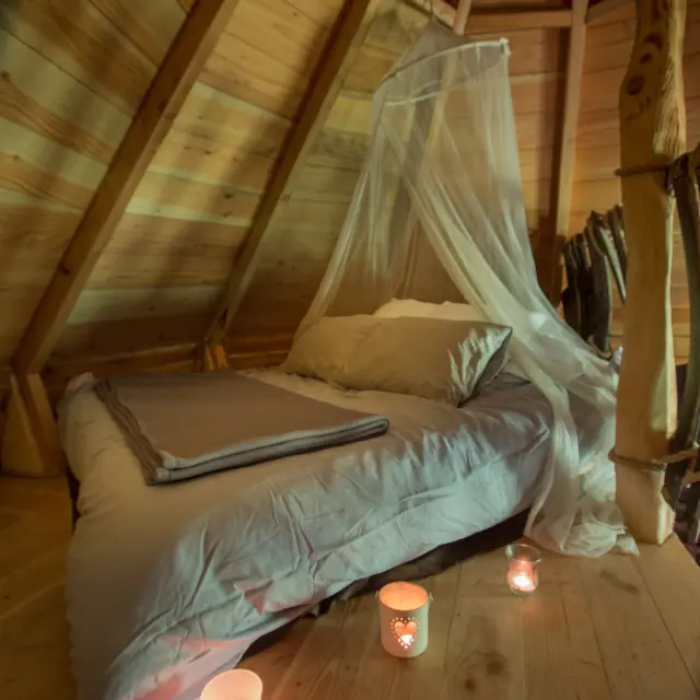 Intérieur d'une cabane dans les arbres à Savigny